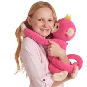 Fingerlings Hugs Bella - Interactive Plush Monkey